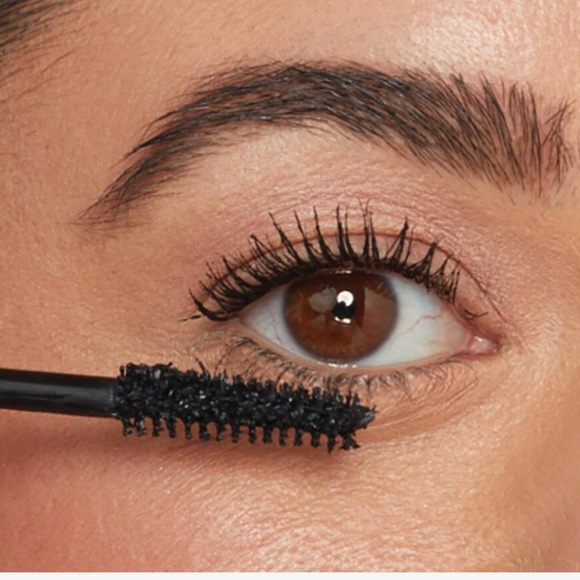 Superhero Elastic Stretch Volumizing & Lengthening Mascara - It cosmetics - Picture 2 of 11